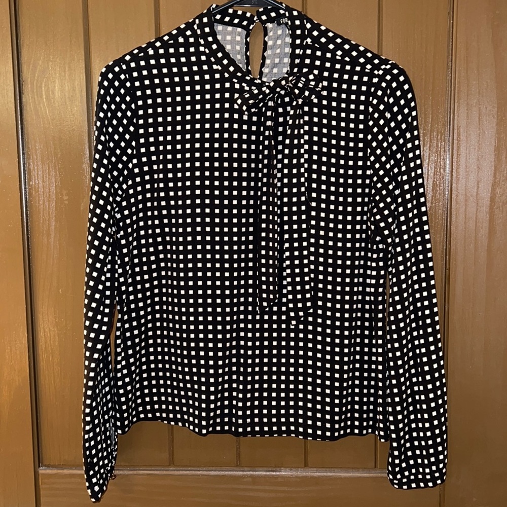 Black and white blouse!! My favorite colors. Match with anything and look great.